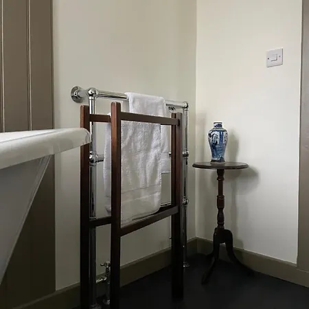 Seraph House, 펜션 요크